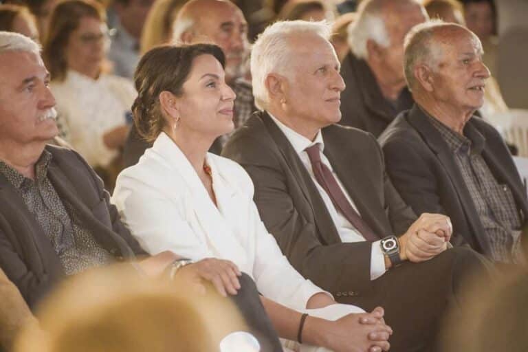 Ο «Γιάννης μας» με το βλέμμα στον Τσίπρα και το πόδι στον ΣΥΡΙΖΑ