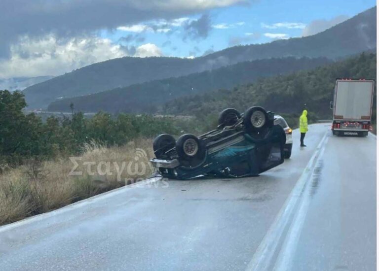 Ανατροπή αυτοκινήτου στην Εθνική Οδό Καλαμπάκας – Παναγίας
