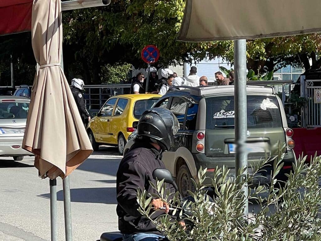 Συμπλοκή στα Δικαστήρια Τρικάλων – Επέμβαση της ΔΙΑΣ, «θεατές» το διασκέδαζαν