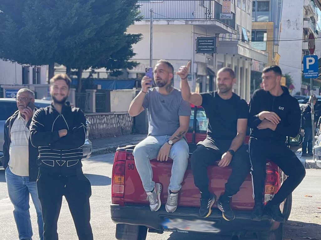 Συμπλοκή στα Δικαστήρια Τρικάλων – Επέμβαση της ΔΙΑΣ, «θεατές» το διασκέδαζαν