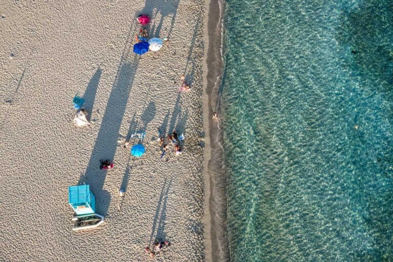 Εναέρια θέα παραλίας στη Βόρεια Εύβοια με λουόμενους και γαλάζια θάλασσα, στο πλαίσιο του προγράμματος North Evia Pass 2025