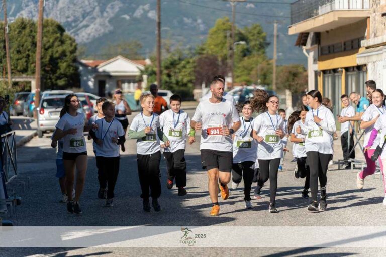 Παιδιά τρέχουν στον Γόμφοι TRAIL 2025 για την Ελένη