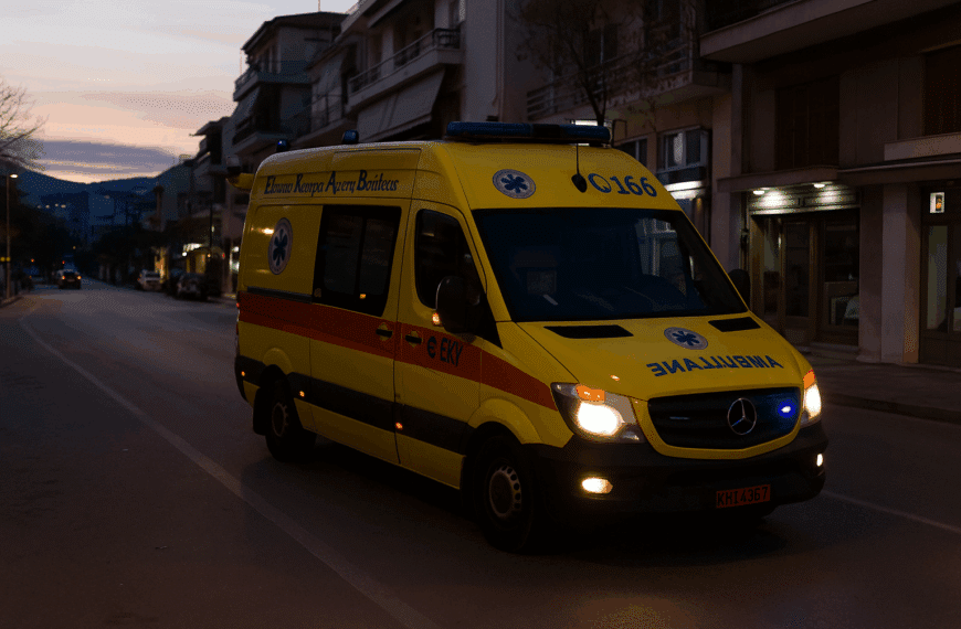 Ασθενοφόρο σε δρόμο του Βόλου το απόγευμα, με αναμμένα φώτα
