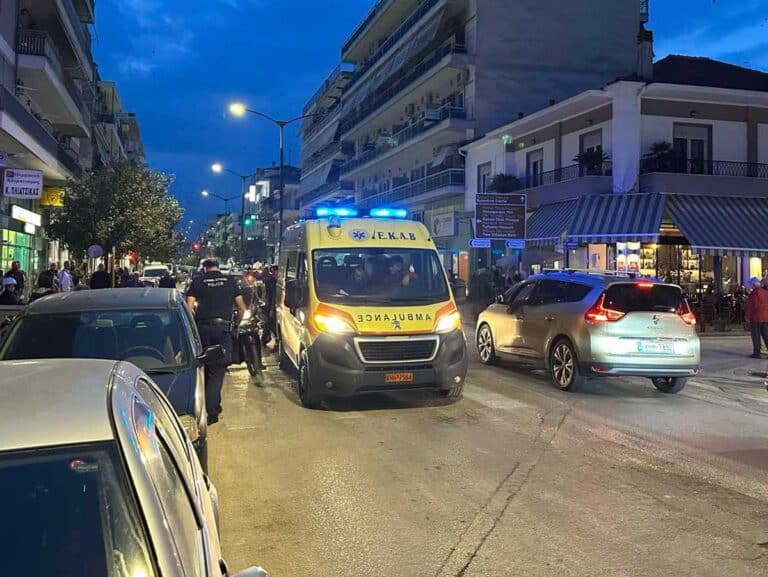 Ασθενοφόρο του ΕΚΑΒ και περιπολικό στη Βασιλείου Τσιτσάνη στα Τρίκαλα, μετά την κατάρρευση άντρα στο δρόμο