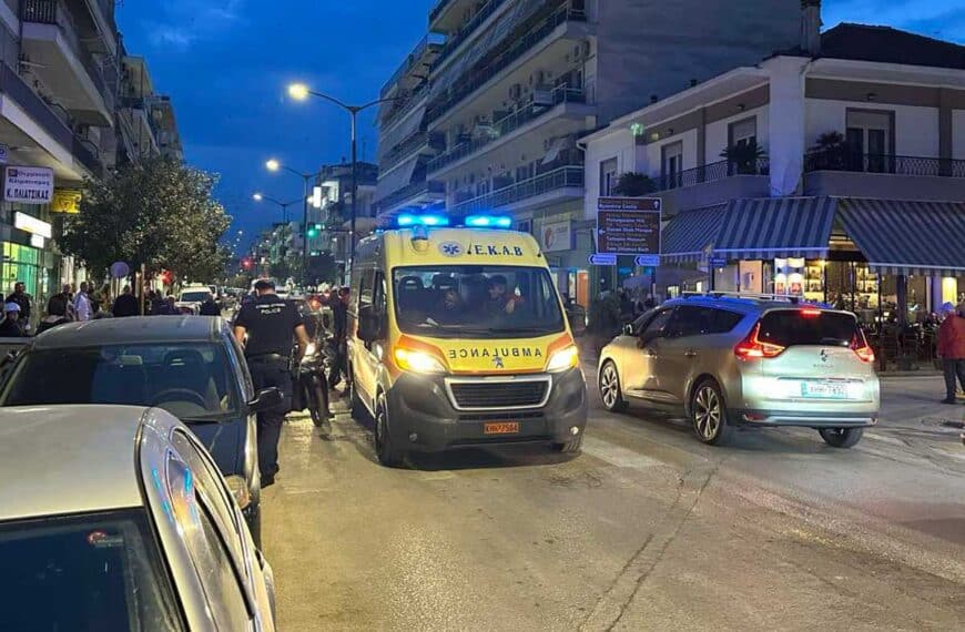 Ασθενοφόρο του ΕΚΑΒ και περιπολικό στη Βασιλείου Τσιτσάνη στα Τρίκαλα, μετά την κατάρρευση άντρα στο δρόμο