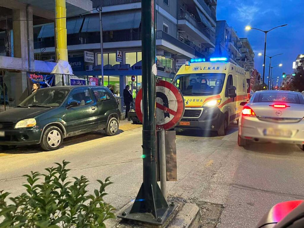 Ασθενοφόρο του ΕΚΑΒ και περιπολικό στη Βασιλείου Τσιτσάνη στα Τρίκαλα, μετά την κατάρρευση άντρα στο δρόμο