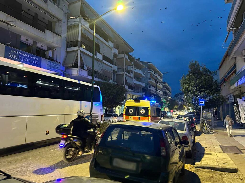 Ασθενοφόρο του ΕΚΑΒ και περιπολικό στη Βασιλείου Τσιτσάνη στα Τρίκαλα, μετά την κατάρρευση άντρα στο δρόμο