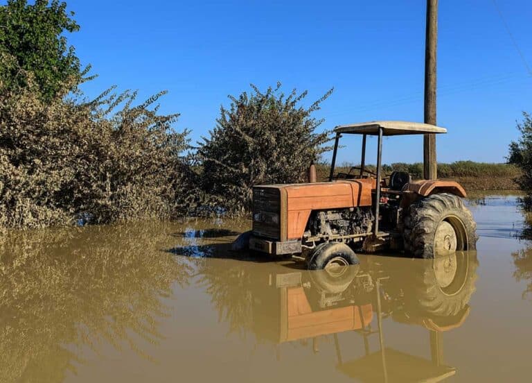 Πλημμυρισμένος κάμπος στη Θεσσαλία με μισοβυθισμένο τρακτέρ μέσα στα νερά μετά τις θεομηνίες