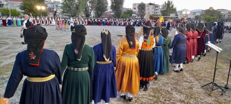 Χορευτές με καραγκούνικες φορεσιές στο Μεγάλο Καραγκούνικο Πανηγύρι στα Τρίκαλα 2025