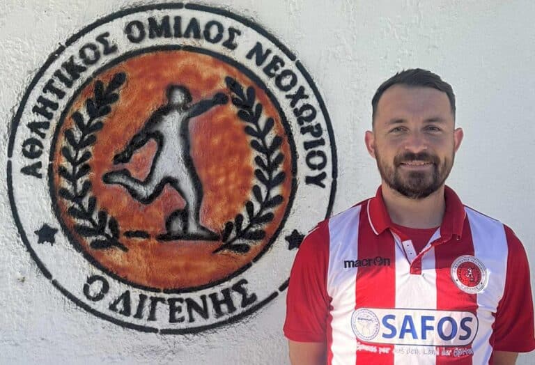 Ο Πέτρος Διβανές με την ερυθρόλευκη φανέλα του Διγενή Νεοχωρίου μετά την ανακοίνωση της επιστροφής του.