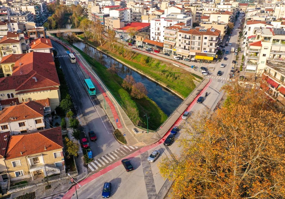 Ληθαίος ποταμός στα Τρίκαλα, παρόχθια ζώνη χωρίς τραπεζοκαθίσματα μετά την ανάπλαση.