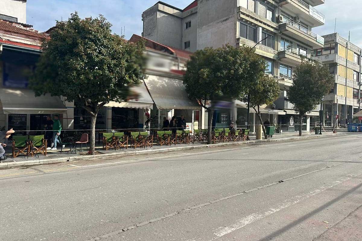 Παρέλαση Επισήμων… με φραπέ στο χέρι
