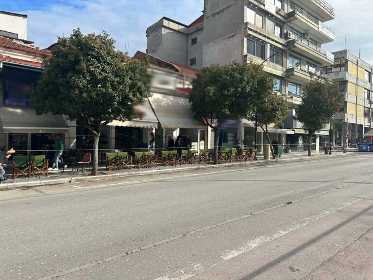 Παρέλαση Επισήμων… με φραπέ στο χέρι