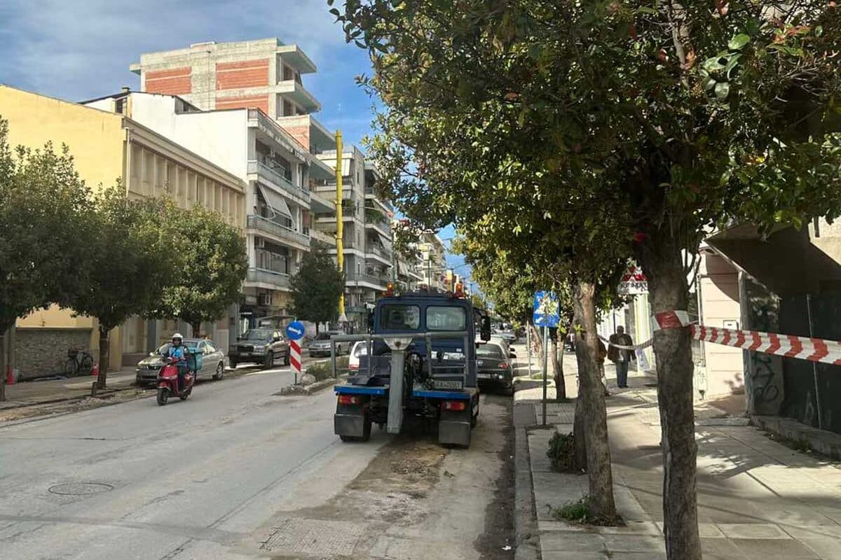 Ο γερανός της ΕΛ.ΑΣ. σε επιφυλακή στην Τσιτσάνη