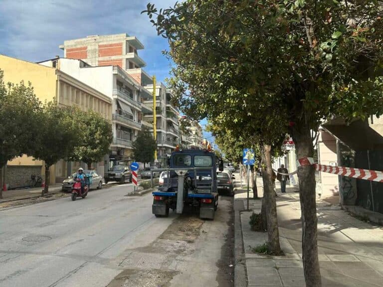 Ο γερανός της ΕΛ.ΑΣ. σε επιφυλακή στην Τσιτσάνη