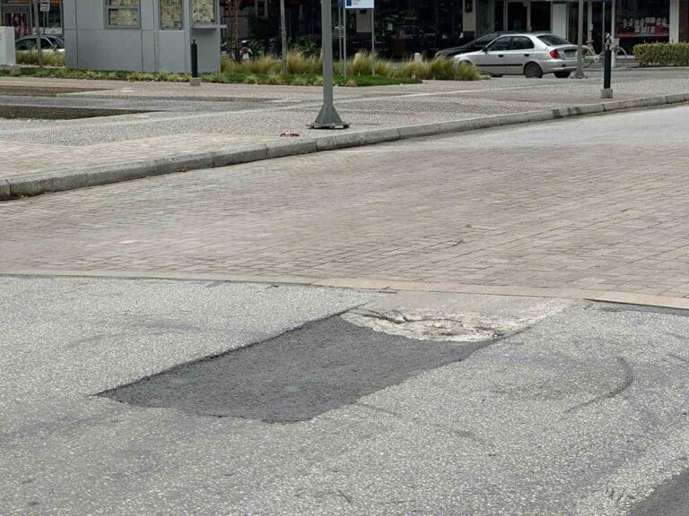 Λακούβα στη διάβαση της κεντρικής πλατείας Τρικάλων