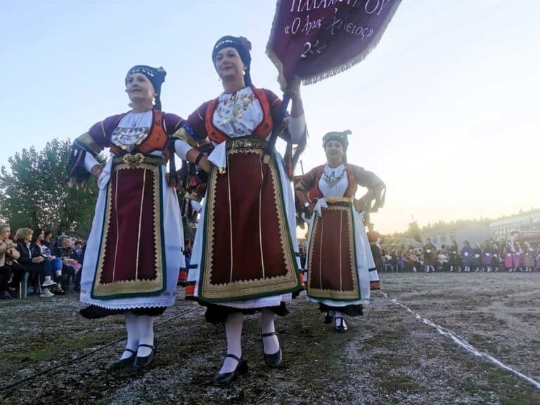 Καραγκούνικοι χοροί και παραδοσιακές φορεσιές σε μεγάλο καμπίσιο πανηγύρι στα Τρίκαλα.