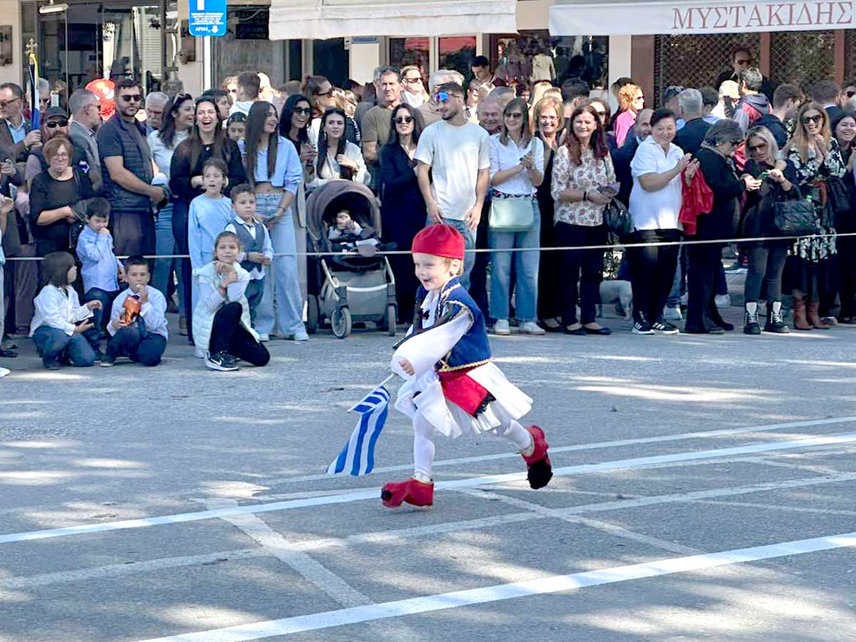 Παρέλαση 28ης Οκτωβρίου στα Τρίκαλα: Υπερηφάνεια, ήλιος και χαμόγελα