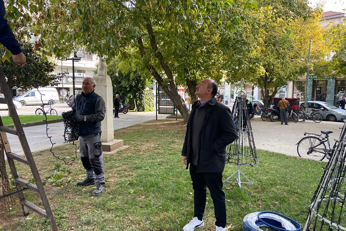 Ο Σακκάς άναψε τα φώτα – Τα Τρίκαλα λάμπουν για τον 14ο Μύλο των Ξωτικών