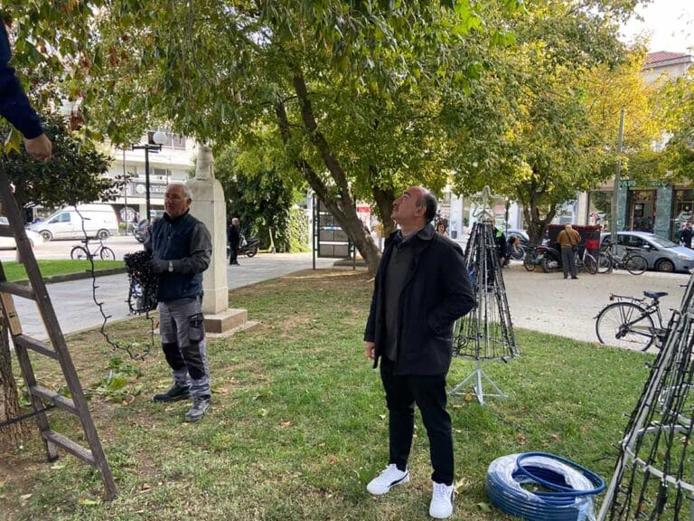 Ο Σακκάς άναψε τα φώτα – Τα Τρίκαλα λάμπουν για τον 14ο Μύλο των Ξωτικών