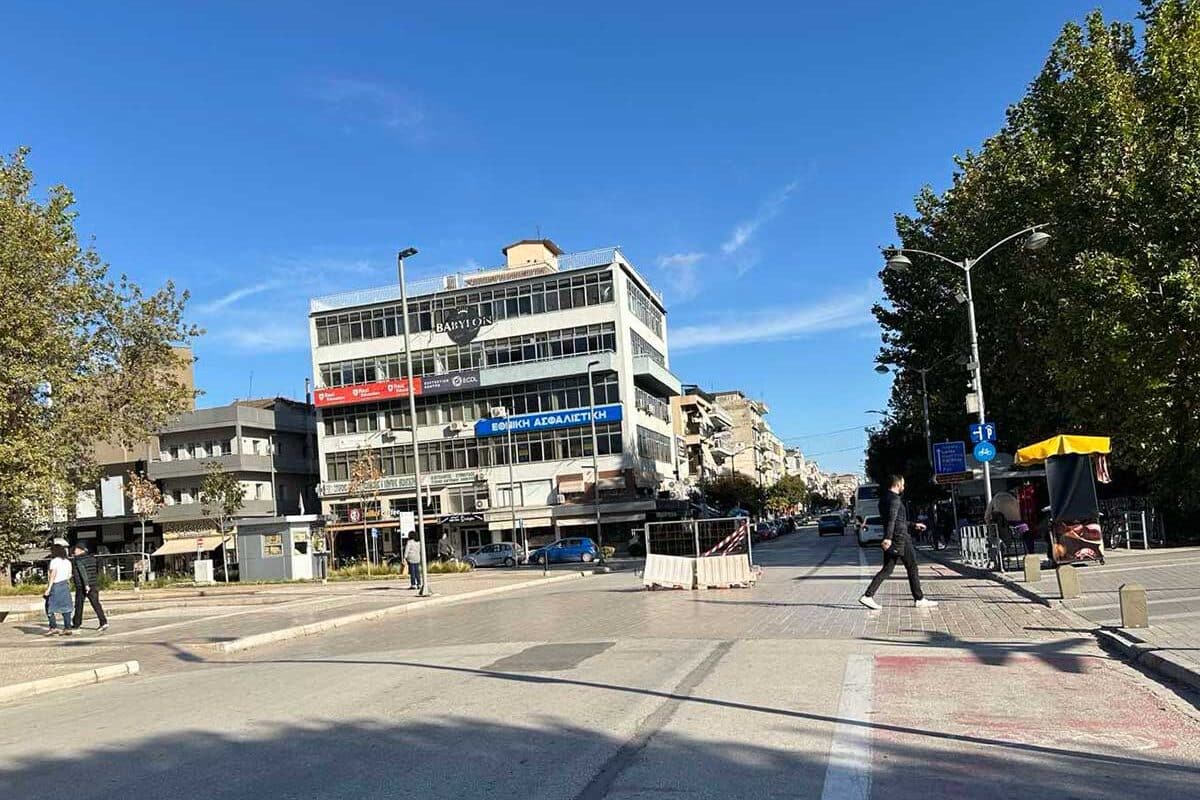 Η πλατεία στολίζεται — ο μπαμπάς έρχεται!