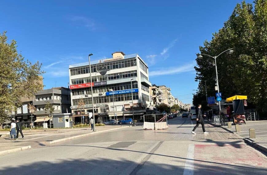 Διακοπή δρόμου στην κεντρική πλατεία Τρικάλων ενόψει παρέλασης της 28ης Οκτωβρίου