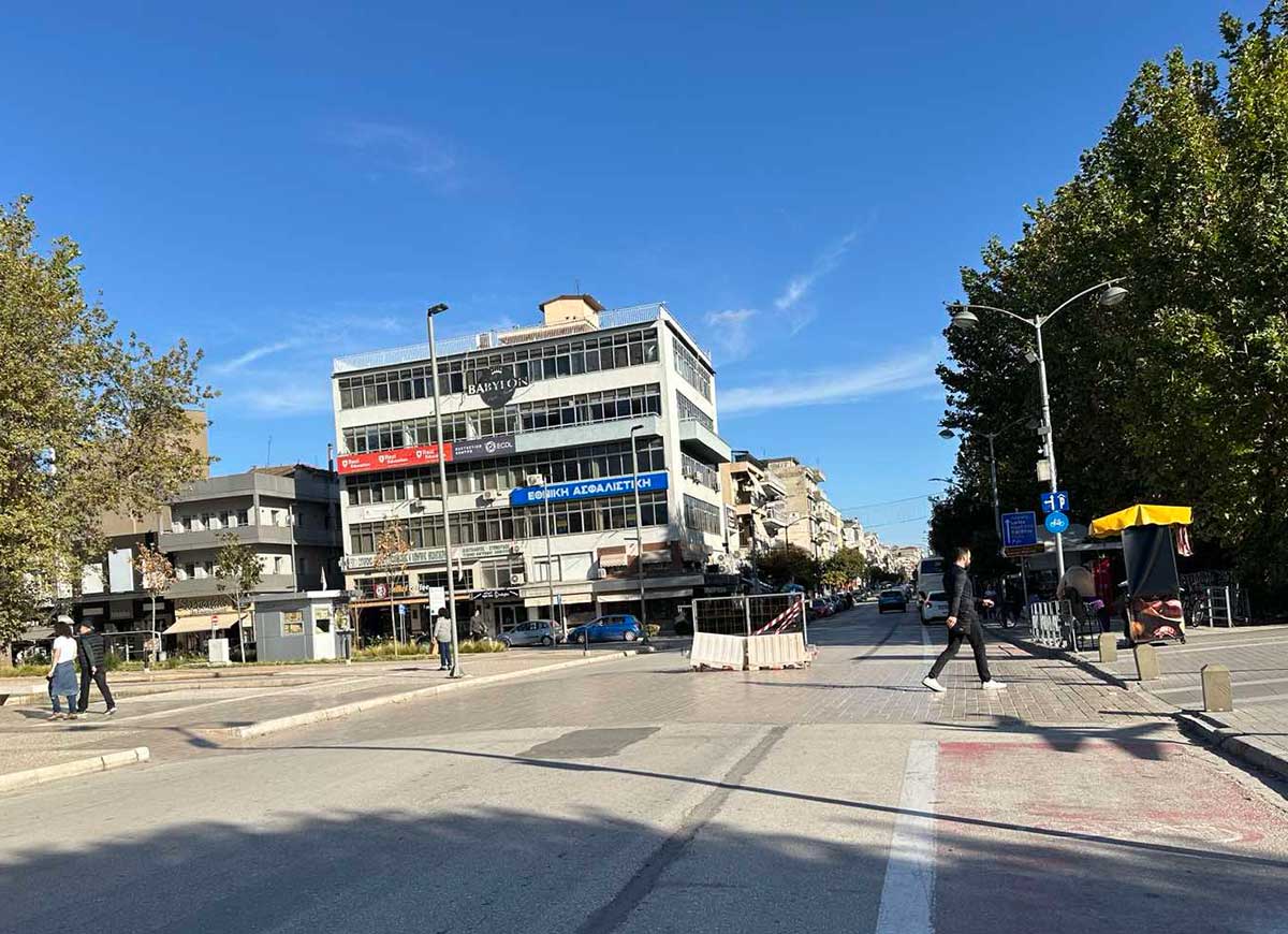 Η πλατεία στολίζεται — ο μπαμπάς έρχεται!