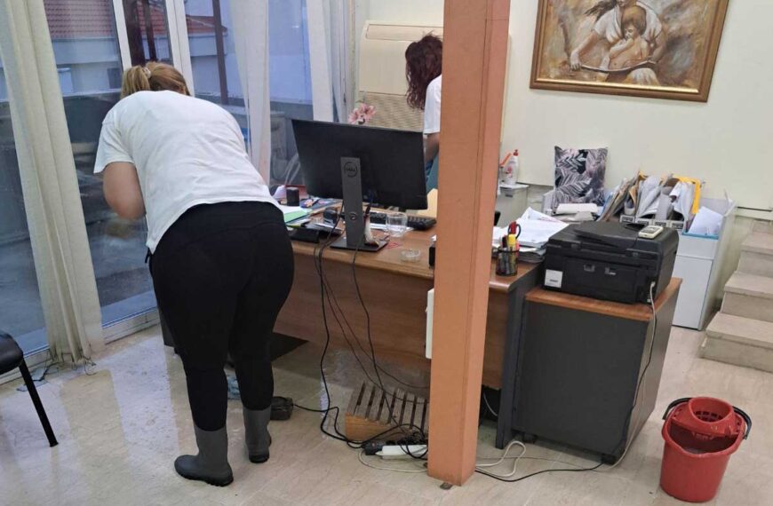 Πλημμύρα στο Πνευματικό Κέντρο Τρικάλων με καθαρίστριες σε γαλότσες