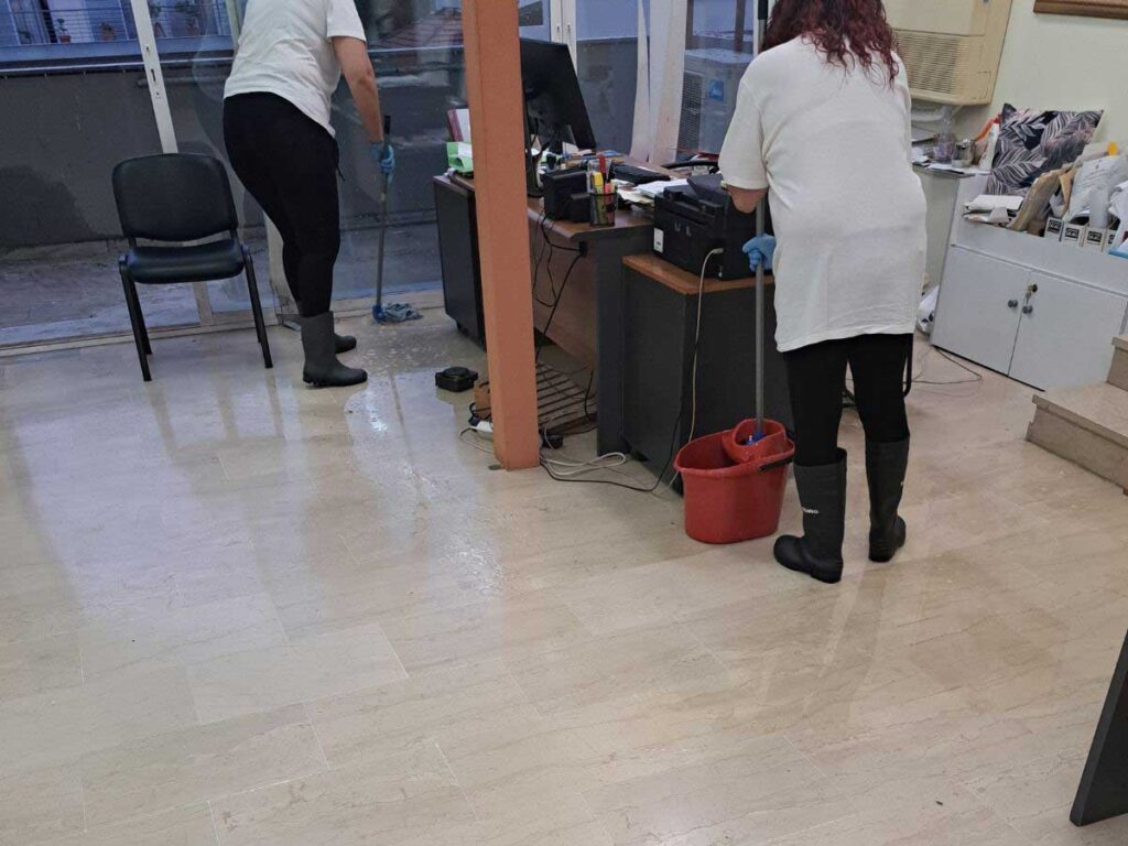 Πλημμύρα στο Πνευματικό Κέντρο Τρικάλων με καθαρίστριες σε γαλότσες
