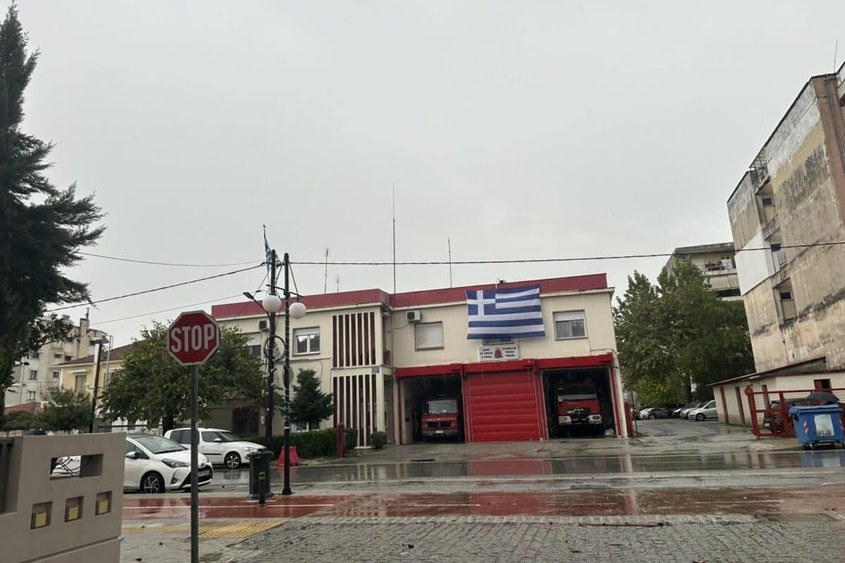 Η Πυροσβεστική Τρικάλων ύψωσε τη γαλανόλευκη για την 28η Οκτωβρίου
