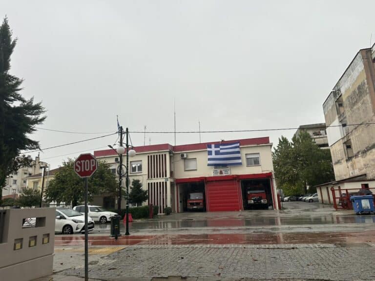 Η Πυροσβεστική Υπηρεσία Τρικάλων με μεγάλη ελληνική σημαία για τον εορτασμό της 28ης Οκτωβρίου.