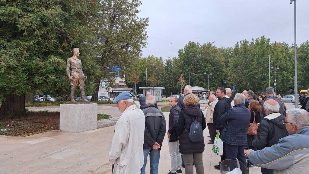 Εκδήλωση της ΠΕΑΕΑ–ΔΣΕ–Απόγονοι Τρικάλων στο άγαλμα του Στέφανου Σαράφη για τα 81 χρόνια από την απελευθέρωση