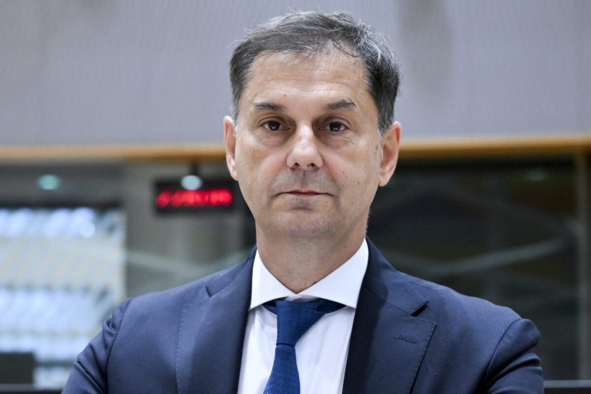 Εμπρηστική επίθεση στο γραφείο του Χάρη Θεοχάρη – Καταδίκη από τη ΝΔ και τον Κώστα Σκρέκα