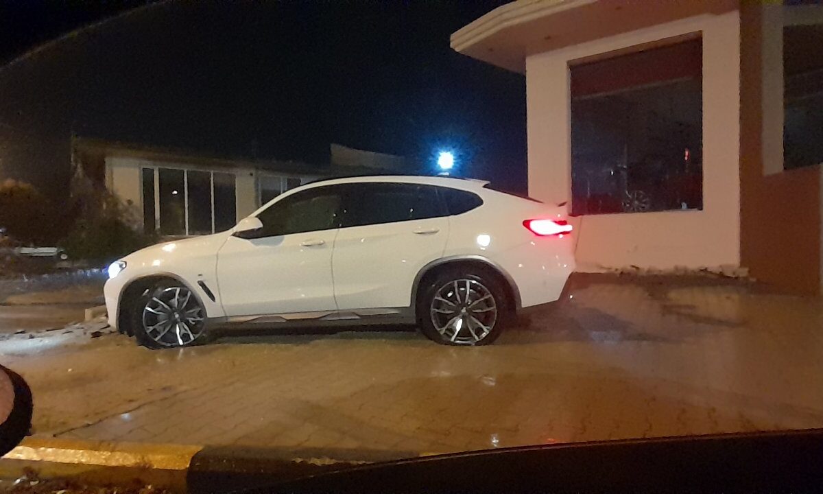 Τρίκαλα – Ατύχημα στο Δέλτα Καλαμπάκας: Τζιπ έπεσε πάνω σε σταθμευμένα οχήματα