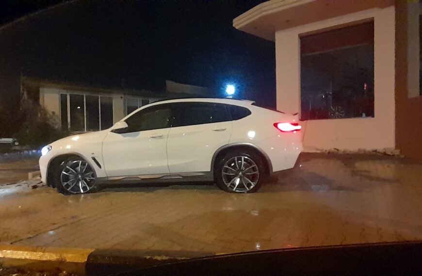 Τρίκαλα – Ατύχημα στο Δέλτα Καλαμπάκας: Τζιπ έπεσε πάνω σε σταθμευμένα οχήματα