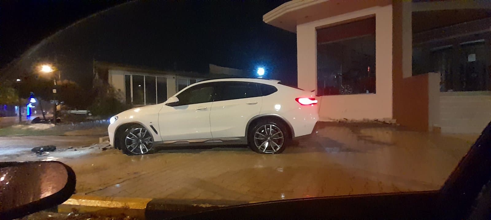 Τρίκαλα – Ατύχημα στο Δέλτα Καλαμπάκας: Τζιπ έπεσε πάνω σε σταθμευμένα οχήματα