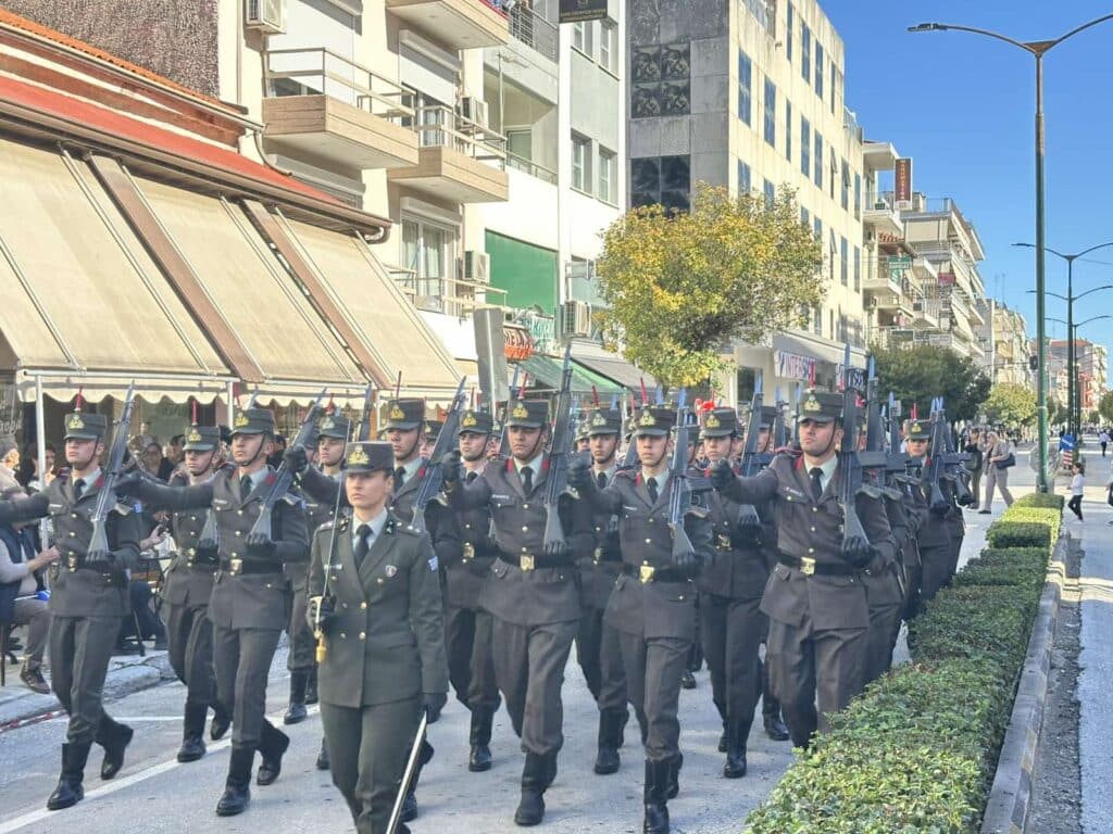 Παρέλαση 28ης Οκτωβρίου στα Τρίκαλα: Υπερηφάνεια, ήλιος και χαμόγελα