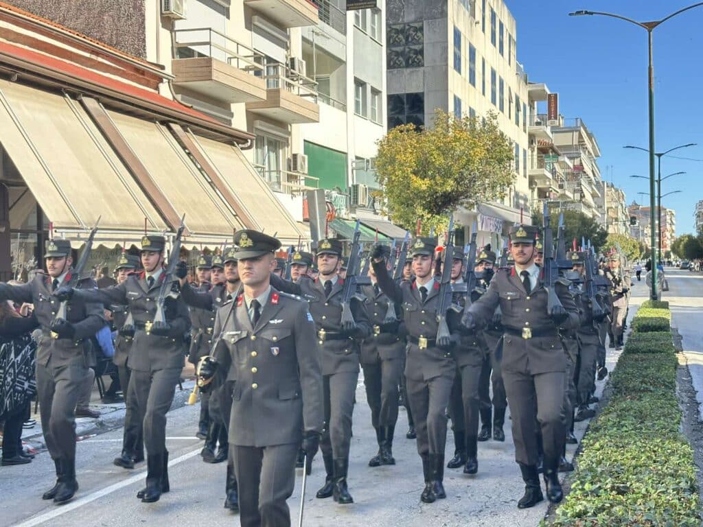 Παρέλαση 28ης Οκτωβρίου στα Τρίκαλα: Υπερηφάνεια, ήλιος και χαμόγελα