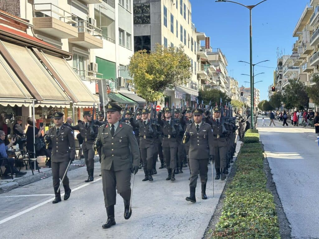 Παρέλαση 28ης Οκτωβρίου στα Τρίκαλα: Υπερηφάνεια, ήλιος και χαμόγελα