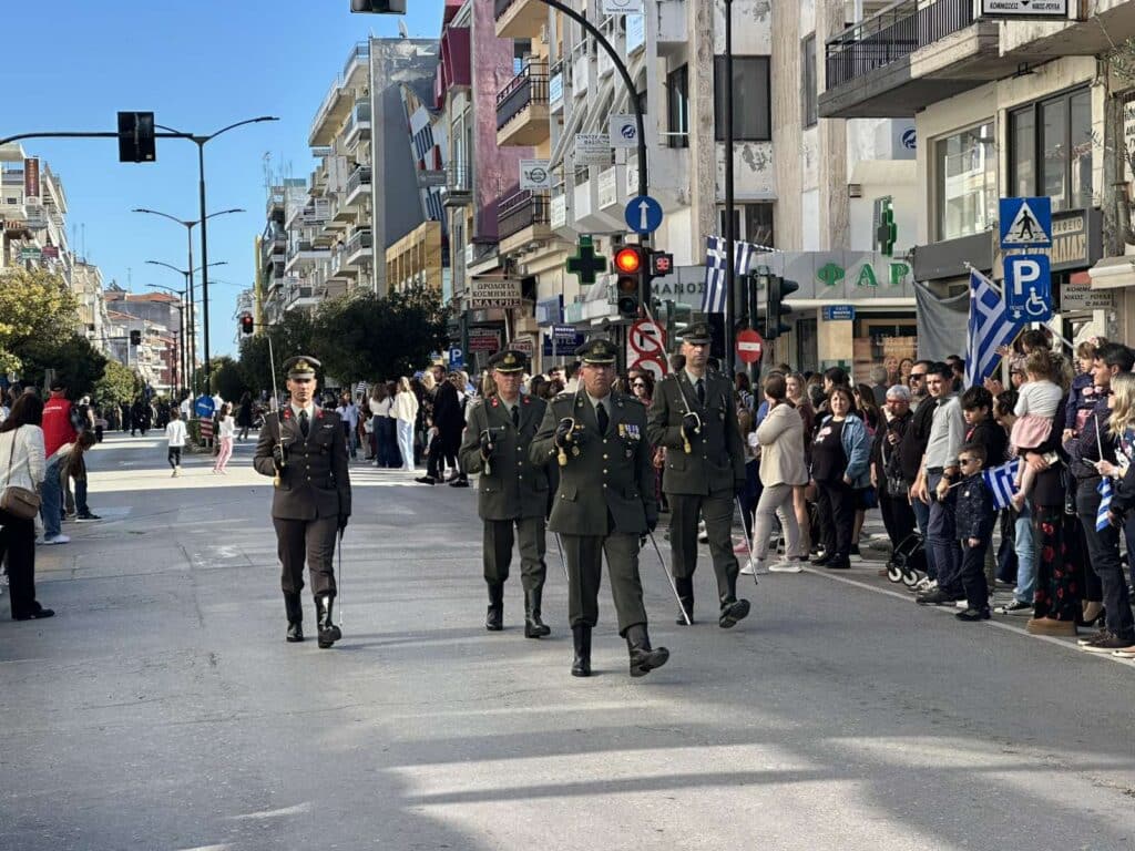 Παρέλαση 28ης Οκτωβρίου στα Τρίκαλα: Υπερηφάνεια, ήλιος και χαμόγελα