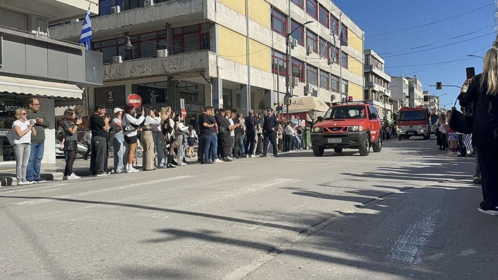 Παρέλαση 28ης Οκτωβρίου στα Τρίκαλα: Υπερηφάνεια, ήλιος και χαμόγελα
