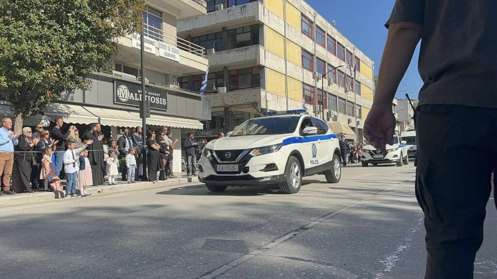 Παρέλαση 28ης Οκτωβρίου στα Τρίκαλα: Υπερηφάνεια, ήλιος και χαμόγελα