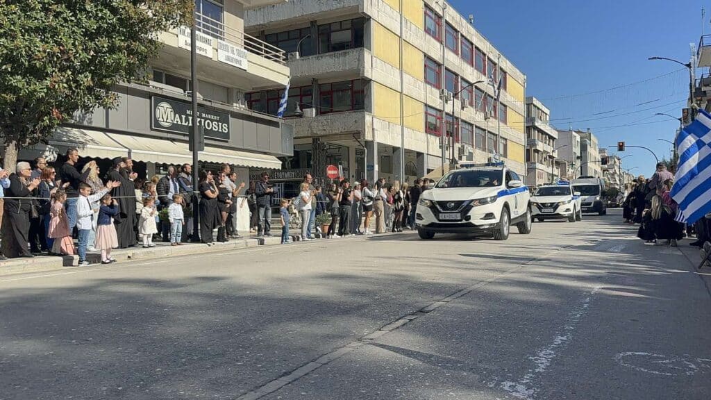 Παρέλαση 28ης Οκτωβρίου στα Τρίκαλα: Υπερηφάνεια, ήλιος και χαμόγελα