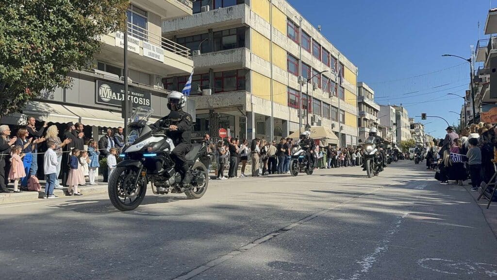 Παρέλαση 28ης Οκτωβρίου στα Τρίκαλα: Υπερηφάνεια, ήλιος και χαμόγελα