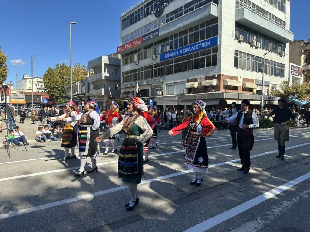 Παρέλαση 28ης Οκτωβρίου στα Τρίκαλα: Υπερηφάνεια, ήλιος και χαμόγελα