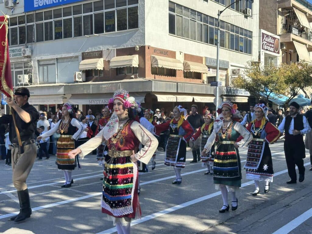 Παρέλαση 28ης Οκτωβρίου στα Τρίκαλα: Υπερηφάνεια, ήλιος και χαμόγελα
