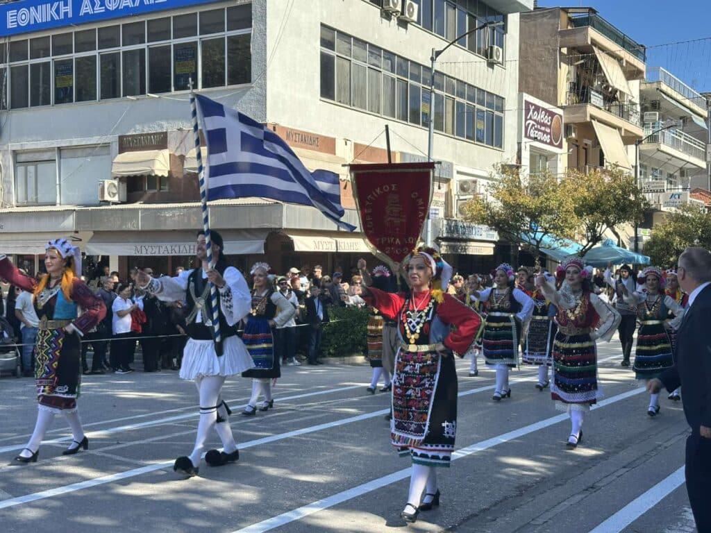 Παρέλαση 28ης Οκτωβρίου στα Τρίκαλα: Υπερηφάνεια, ήλιος και χαμόγελα