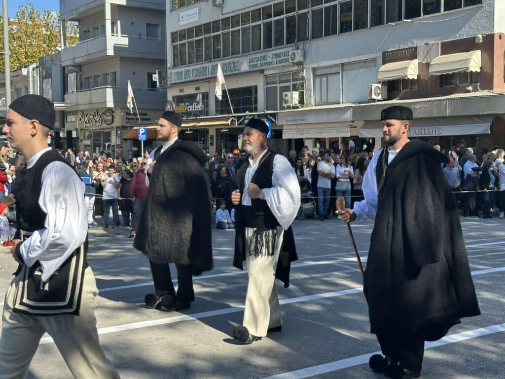 Παρέλαση 28ης Οκτωβρίου στα Τρίκαλα: Υπερηφάνεια, ήλιος και χαμόγελα