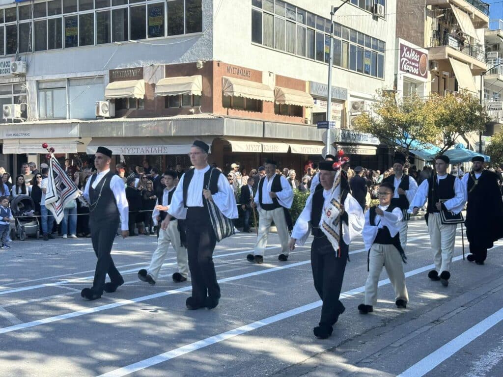 Παρέλαση 28ης Οκτωβρίου στα Τρίκαλα: Υπερηφάνεια, ήλιος και χαμόγελα