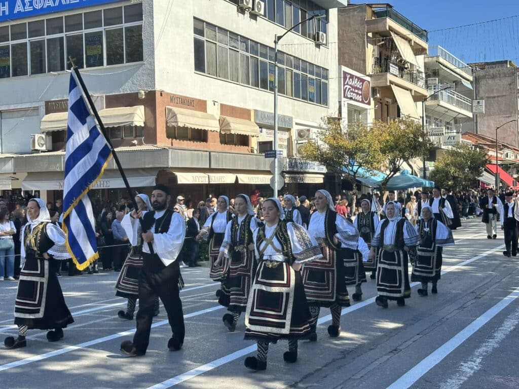Παρέλαση 28ης Οκτωβρίου στα Τρίκαλα: Υπερηφάνεια, ήλιος και χαμόγελα